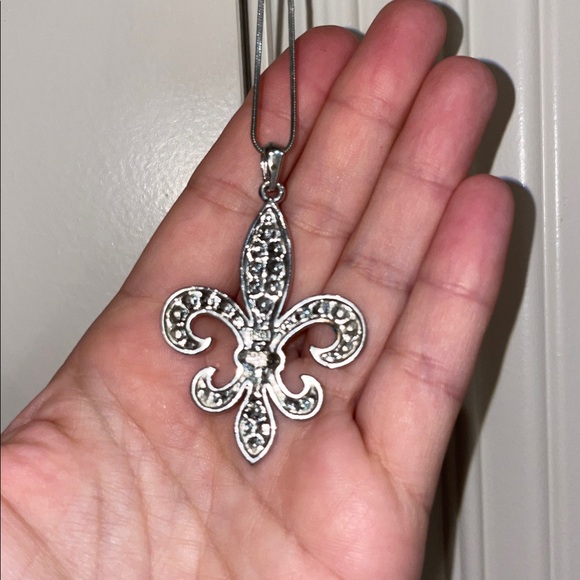 Elegant Silver Fleur-de-Lis Necklace - Picture 3 of 3